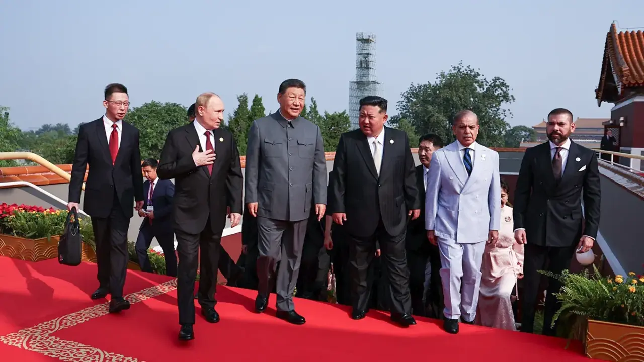 Xi Jinping estuvo acompa&ntilde;ado por Vladimir Putin, el norcoreano Kim-Jong-un y m&aacute;s de 20 jefes de estado o de gobierno de pa&iacute;ses de Europa, Asia, &Aacute;frica e incluso uno de Am&eacute;rica, el presidente de Cuba, Miguel D&iacute;az-Canel -&nbsp;PHOTO/Kremlin