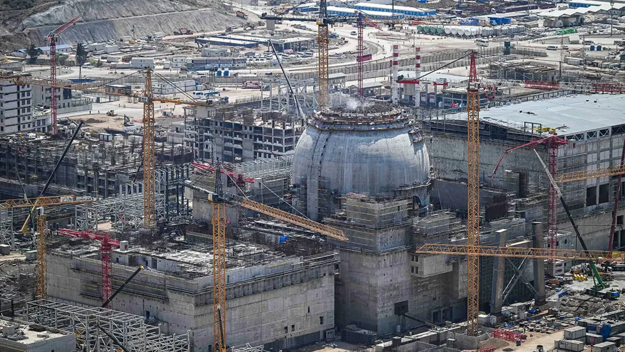 <p>Esta fotograf&iacute;a a&eacute;rea, tomada el 26 de abril de 2023, muestra la construcci&oacute;n de la central nuclear de Akkuyu, de fabricaci&oacute;n rusa, en la provincia de Mersin - PHOTO/ ARCHIVO&nbsp;</p>
