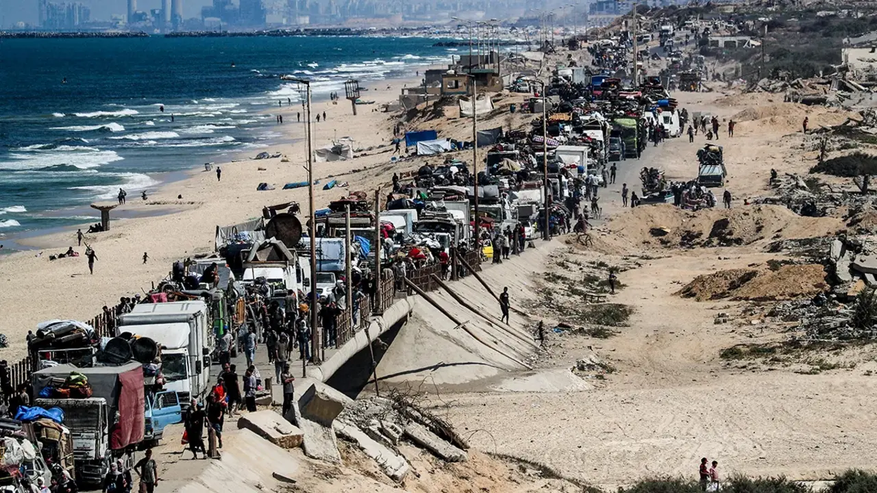 <p>Palestinos desplazados, que huyen del norte de Gaza debido a una operaci&oacute;n militar israel&iacute;, se desplazan hacia el sur despu&eacute;s de que las fuerzas israel&iacute;es ordenaran a los residentes de la ciudad de Gaza evacuar hacia el sur, en el centro de la Franja de Gaza, el 16 de septiembre de 2025 - REUTERS/ MAMOUD ISSA</p>
