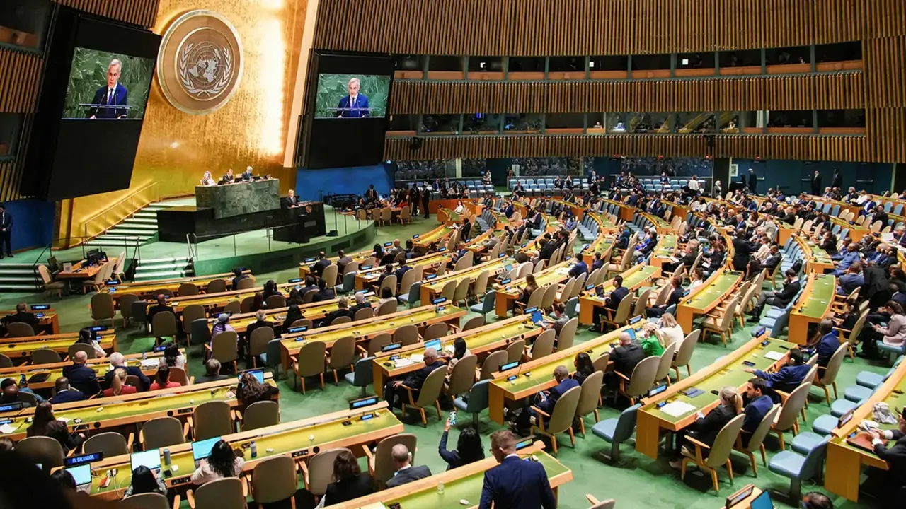 El primer ministro canadiense, Mark Carney, se dirige a los delegados durante una reuni&oacute;n de alto nivel de jefes de Estado sobre una soluci&oacute;n de dos Estados entre Israel y los palestinos en la sede de las Naciones Unidas en la ciudad de Nueva York, EE. UU., el 22 de septiembre de 2025 - REUTERS/ EDUARDO MU&Ntilde;OZ