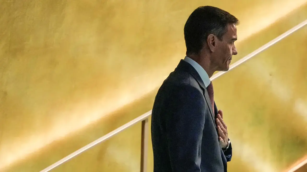 <p>El primer ministro espa&ntilde;ol, Pedro S&aacute;nchez, llega para dirigirse a los delegados durante una reuni&oacute;n de alto nivel de jefes de Estado sobre una soluci&oacute;n de dos Estados entre Israel y los palestinos en la sede de las Naciones Unidas en la ciudad de Nueva York, EE. UU., el 22 de septiembre de 2025 - REUTERS/EDUARDO MU&Ntilde;OZ&nbsp;</p>
