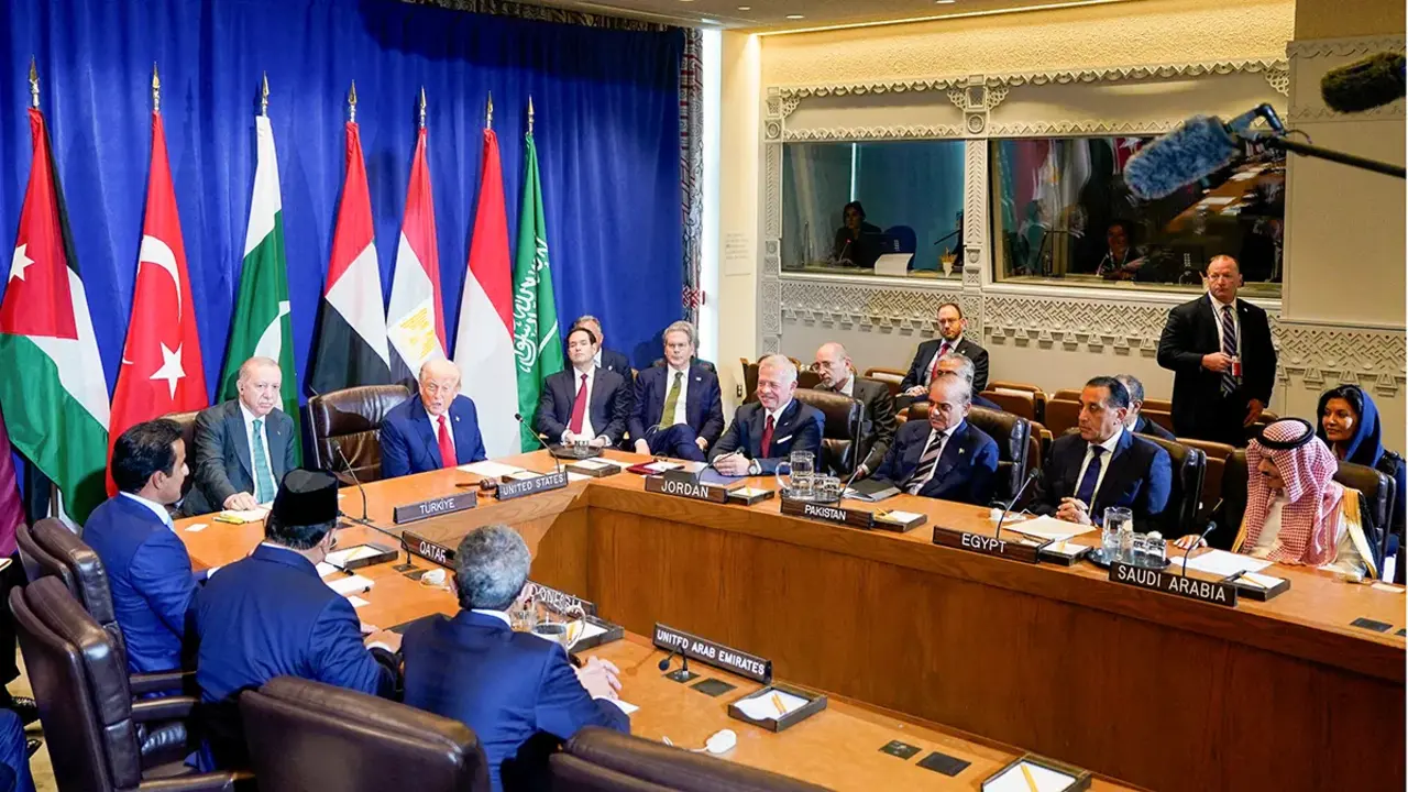 <p>El presidente de Estados Unidos, Donald Trump, junto a los l&iacute;deres del mundo &aacute;rabe y musulm&aacute;n durante la 80.&ordf; Asamblea General de las Naciones Unidas, en la ciudad de Nueva York, Nueva York, EE. UU., el 23 de septiembre de 2025 - REUTERS/ AL DRAGO</p>
