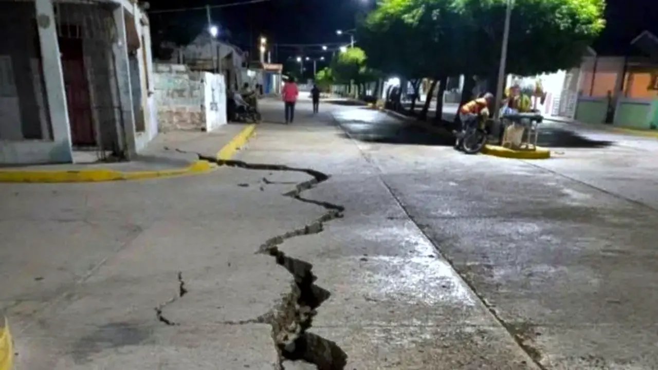 Grietas en el suelo en una ciudad de Venezuela a causa del terremoto de 6,3 que ha sacudido el pa&iacute;s - PHOTO/REDES SOCIALES