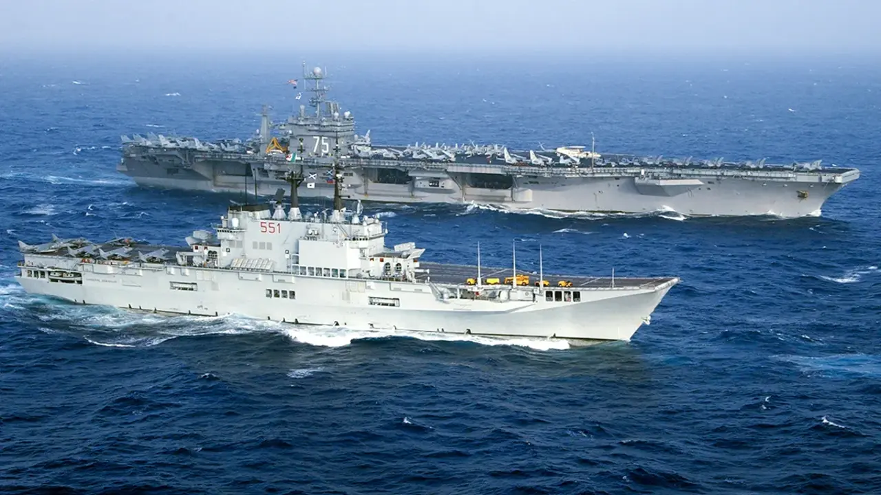 El portaviones de propulsi&oacute;n nuclear norteamericano USS Truman CVN-75 con el italiano Giuseppe Garibaldi C-551, en cuyo puente de popa se distinguen seis Harrier de la Marina Militare - PHOTO/US Navy-Josh Kinter