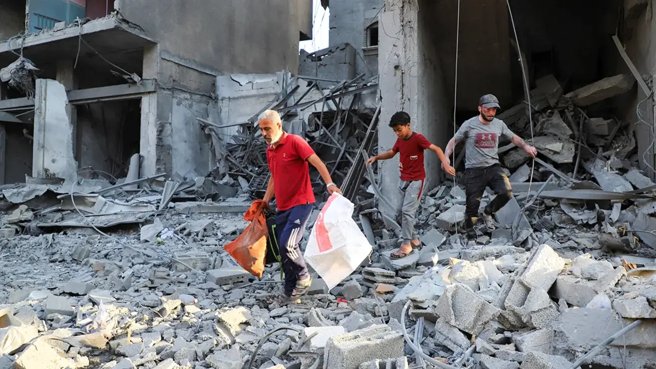 <p>Palestinos inspeccionan el lugar de los ataques israel&iacute;es contra viviendas en el campo de refugiados de Shati (Playa), en medio de una operaci&oacute;n militar israel&iacute;, en la ciudad de Gaza, el 26 de septiembre de 2025 - REUTERS/ Ebrahim Hajjaj</p>

