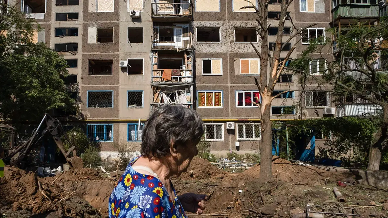 <p>Una mujer camina junto a un edificio da&ntilde;ado tras el ataque de un misil en Konstantinovka, en el &oacute;blast de Donetsk, este de Ucrania - AP/ NARIMAN EL-MOFTY</p>
