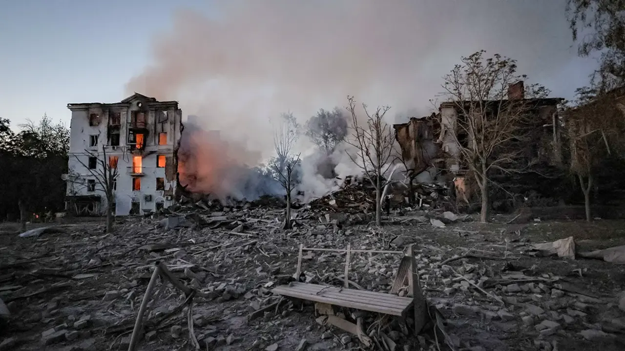 <p>Edificio de apartamentos alcanzado por un ataque militar ruso, en medio del ataque de Rusia contra Ucrania, en la regi&oacute;n de Donetsk, en la ciudad de Kramatorsk, Ucrania - REUTERS/ YEVHEN TITOV</p>
