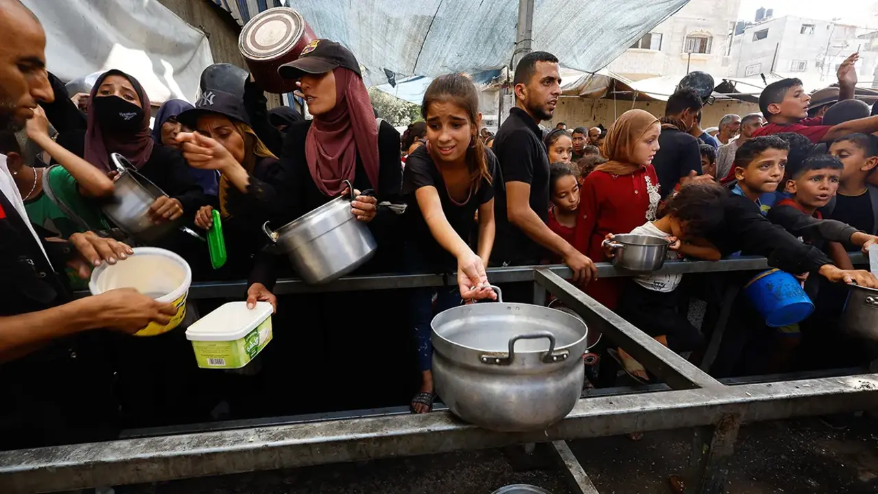 <p>Palestinos se re&uacute;nen para recibir alimentos de un comedor social en Nuseirat, en el centro de la Franja de Gaza, el 28 de septiembre de 2025 - REUTERS/ MAHMOUD ISSA</p>
