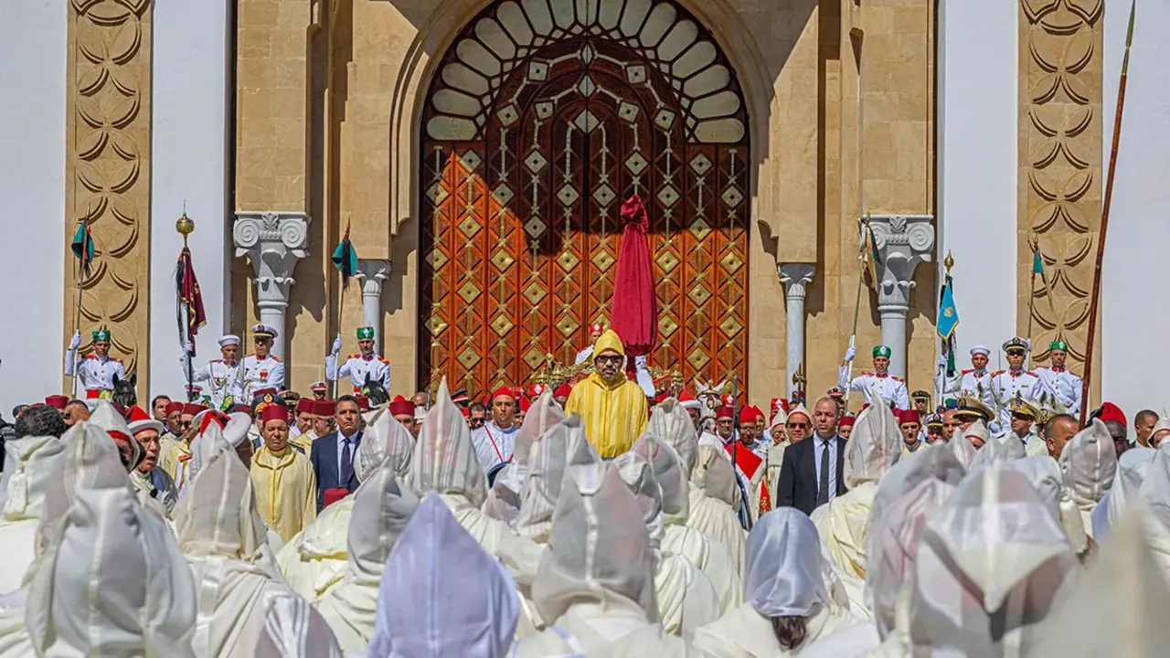 <p>El rey de Marruecos, Mohammed VI, asistiendo a una ceremonia de lealtad para conmemorar el 24 aniversario de su entronizaci&oacute;n, en el palacio de Tetu&aacute;n el 31 de julio de 2023 - PHOTO/ MAP</p>
