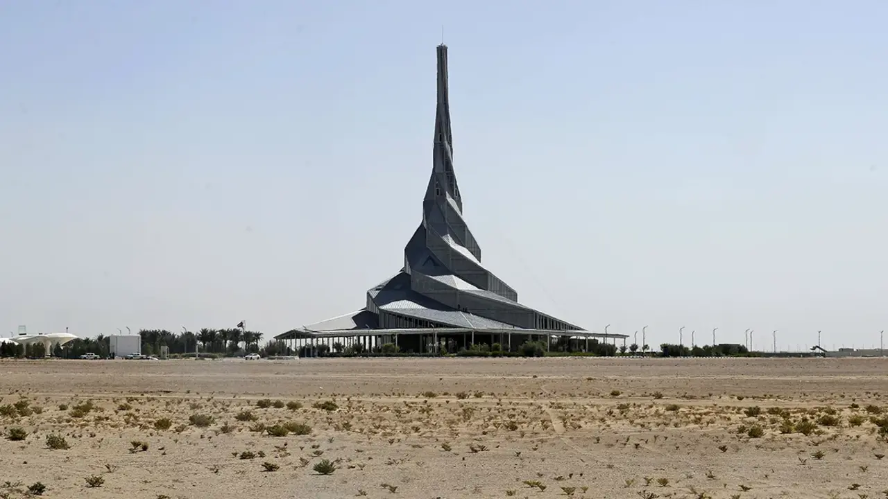 <p>El Centro de Innovaci&oacute;n Solar del Parque Solar Mohammed bin Rashid Al Maktoum se destaca en el horizonte a unos 50 kil&oacute;metros al sur de Dub&aacute;i, Emiratos &Aacute;rabes Unidos - AP/ KAMRAN JEBREILLI&nbsp;</p>
