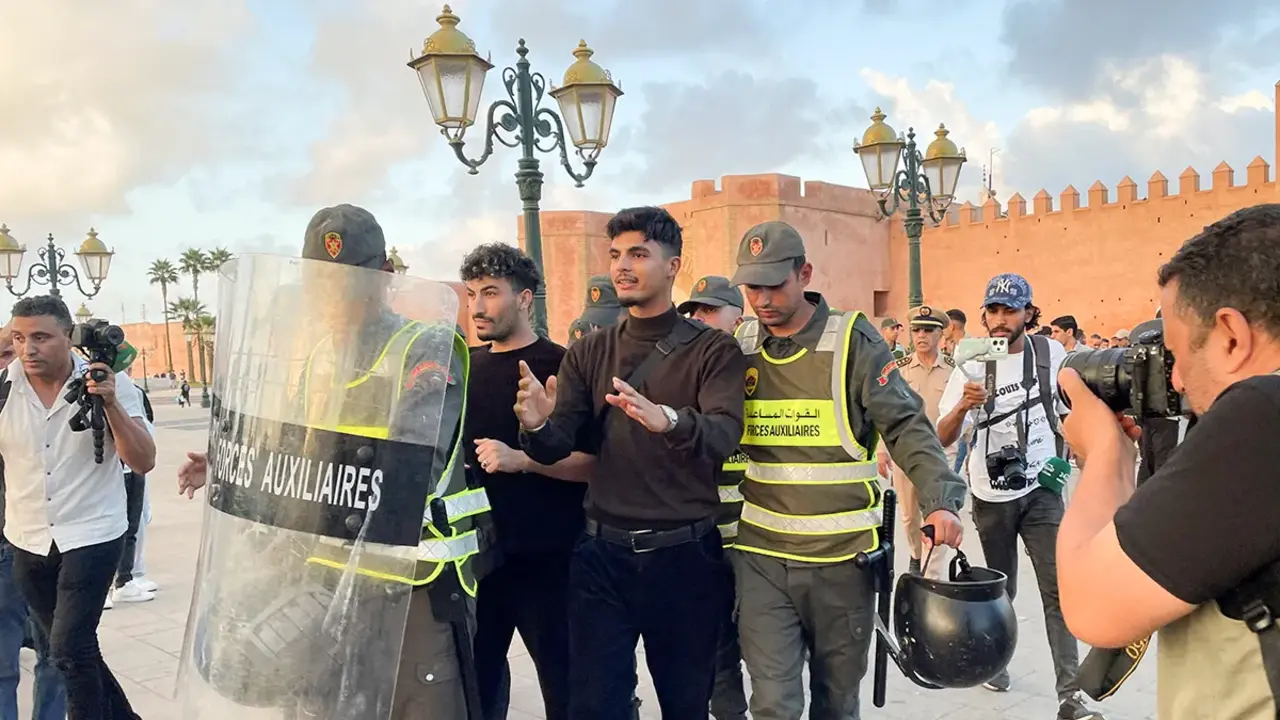 <p>Miembros de las fuerzas de seguridad detienen a un hombre mientras impiden una protesta para exigir reformas en educaci&oacute;n y salud, en Rabat, Marruecos, el 29 de septiembre de 2025 - REUTERS/ AHMED EL JECHTIMI</p>
