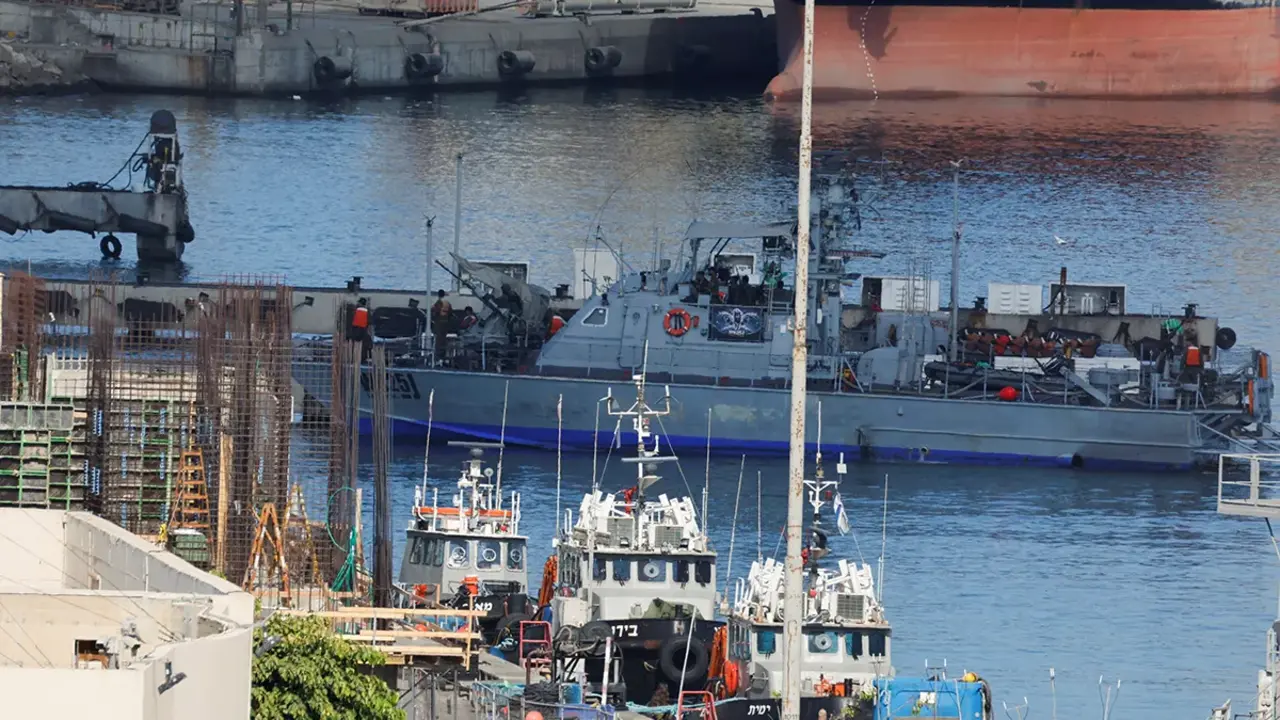 Un buque de la Armada israel&iacute; llega al puerto de Ashdod, despu&eacute;s de que Israel interceptara algunos de los buques de la Flotilla Global Sumud que pretend&iacute;an llegar a Gaza y romper el bloqueo naval de Israel, en el sur de Israel, el 2 de octubre de 2025 - REUTERS/ AMMAR AWAD