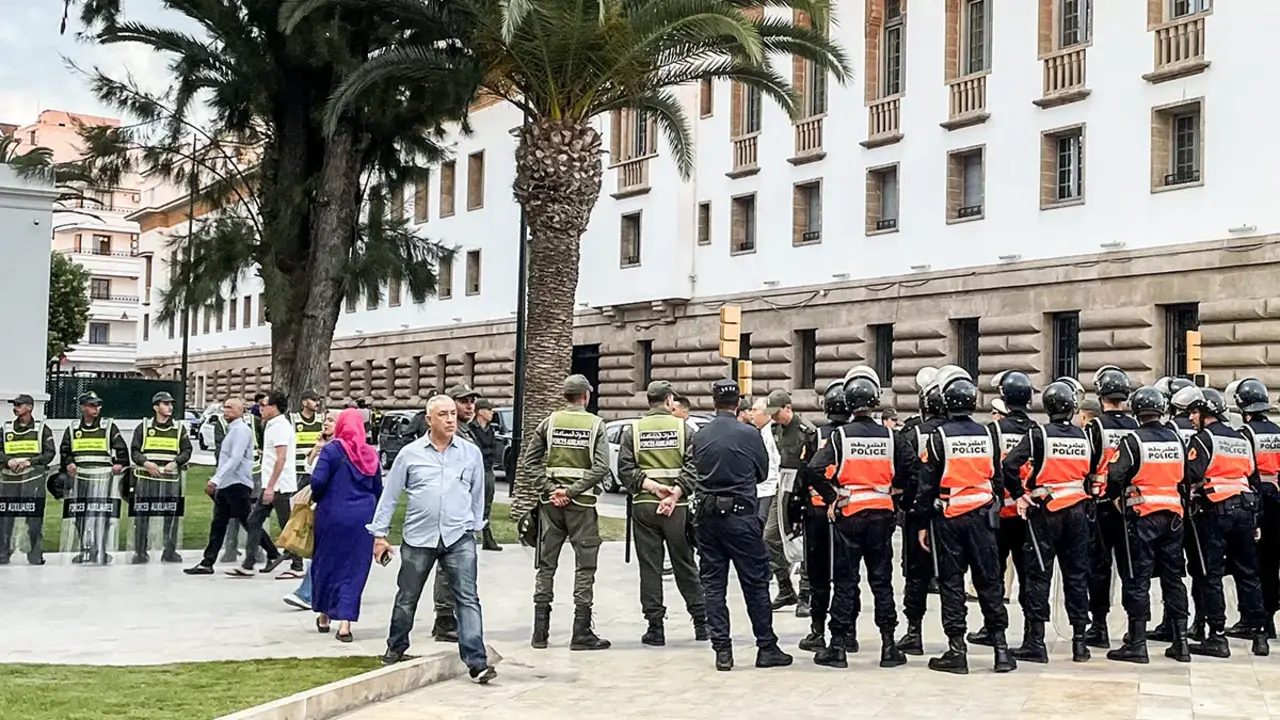 Personal de seguridad antidisturbios hace guardia cerca del Parlamento para evitar una protesta que exige mejores servicios de salud y educaci&oacute;n en Rabat, Marruecos, el 27 de septiembre de 2025 - REUTERS/ AHMED EL JECHTIMI