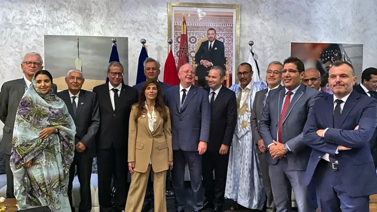 Foto de familia posterior a la celebraci&oacute;n del Foro Econ&oacute;mico Francia-Marruecos en Dajla - PHOTO/CGEM