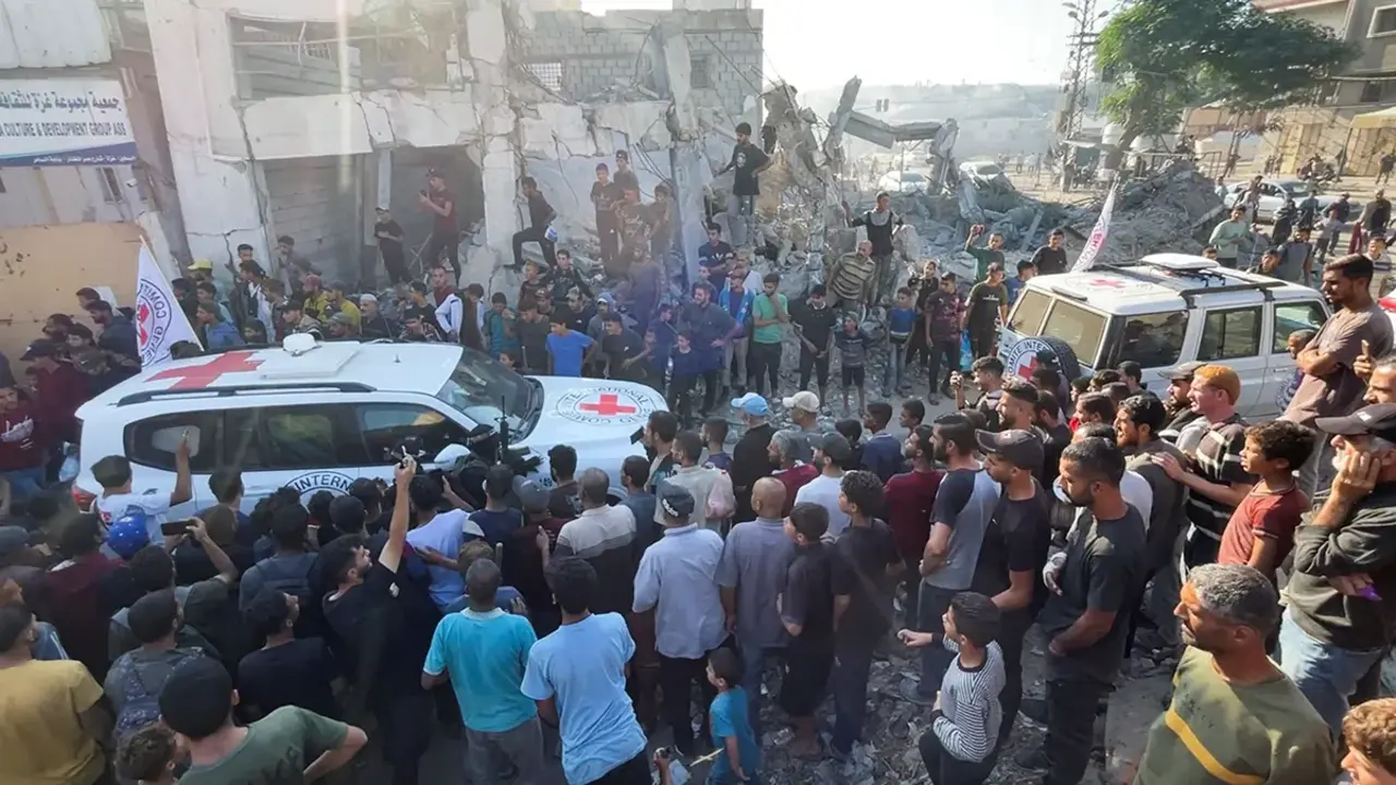 Veh&iacute;culos de la Cruz Roja transportan rehenes retenidos en Gaza desde el mortal ataque del 7 de octubre de 2023, tras su entrega como parte de un acuerdo de alto el fuego e intercambio de rehenes por prisioneros entre Ham&aacute;s e Israel. La imagen, tomada de un video, se muestra en la ciudad de Gaza el 13 de octubre de 2025 - PHOTO/ AGENCIAS