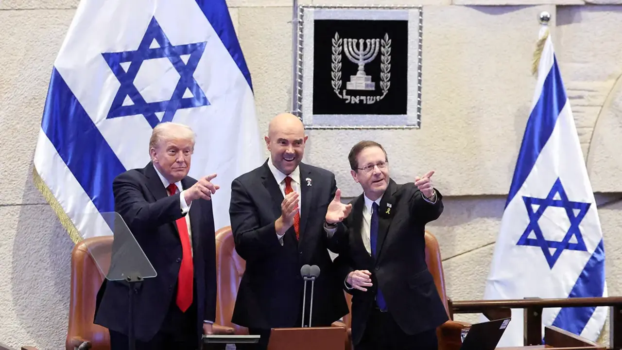 El presidente de Estados Unidos, Donald Trump, hace un gesto hacia la Knesset el d&iacute;a que se dirige all&iacute;, en medio de un intercambio de prisioneros y rehenes negociado por Estados Unidos y un acuerdo de alto el fuego entre Israel y Ham&aacute;s, en Jerusal&eacute;n, el 13 de octubre de 2025 - REUTERS/ EVELYN HOCKSTEIN