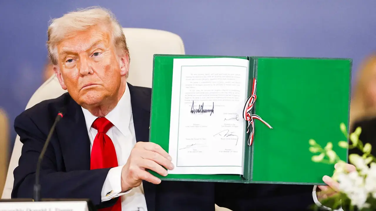 <p>El presidente de Estados Unidos, Donald Trump, posa con el acuerdo firmado en una cumbre de l&iacute;deres mundiales para poner fin a la guerra de Gaza, en medio de un intercambio de prisioneros y rehenes negociado por Estados Unidos y un acuerdo de alto el fuego entre Israel y Ham&aacute;s, en Sharm el-Sheikh, Egipto, el 13 de octubre de 2025 - PHOTO/ YOAN VALAT via. REUTERS&nbsp;</p>
