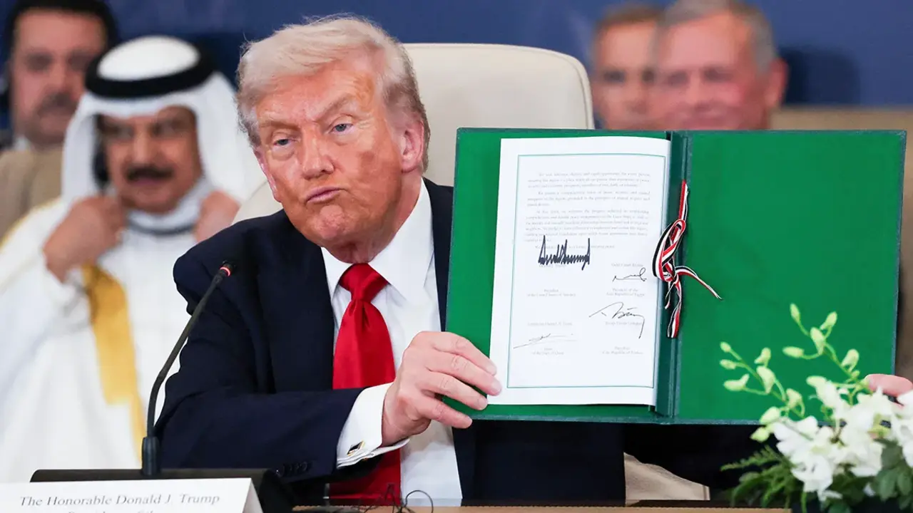 <p>Donald Trump, posa con el acuerdo firmado en una cumbre de l&iacute;deres mundiales para poner fin a la guerra de Gaza, en Sharm el-Sheikh, Egipto, el 13 de octubre de 2025 - REUTERS/ SUZANNE PLUNKETT</p>
