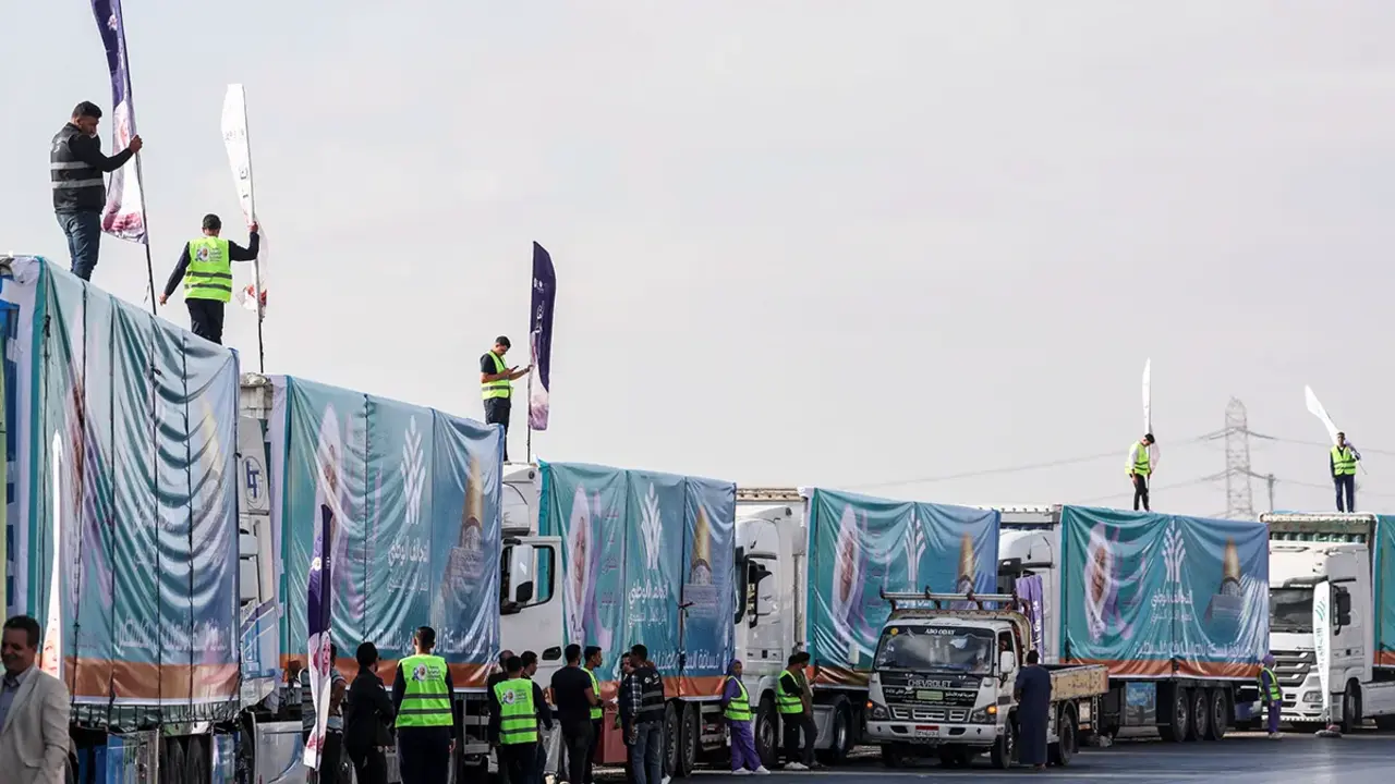 <p>Camiones egipcios que transportan ayuda humanitaria se alinean mientras se dirigen al cruce fronterizo de Rafah para ingresar a Gaza en Egipto, el 16 de octubre de 2025 - REUTERS/ AMR ABDALLAH</p>
