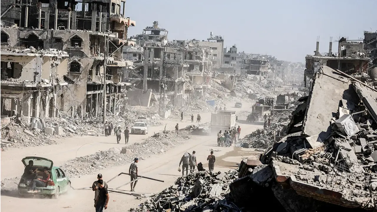 <p>Palestinos caminan entre los escombros de edificios destruidos, en medio de un alto el fuego entre Israel y Ham&aacute;s, en la ciudad de Gaza, el 16 de octubre de 2025 - REUTERS/ DAWOUD ABU ALKAS</p>

