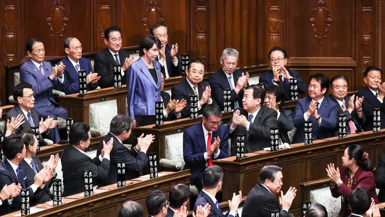 <p>La l&iacute;der del gobernante Partido Liberal Democr&aacute;tico (PLD) de Jap&oacute;n, Sanae Takaichi, reacciona al recibir aplausos tras ser elegida primera ministra en la C&aacute;mara Baja del Parlamento en Tokio, Jap&oacute;n, el 21 de octubre de 2025 - REUTERS/ KIM KYUNG_HOON</p>
