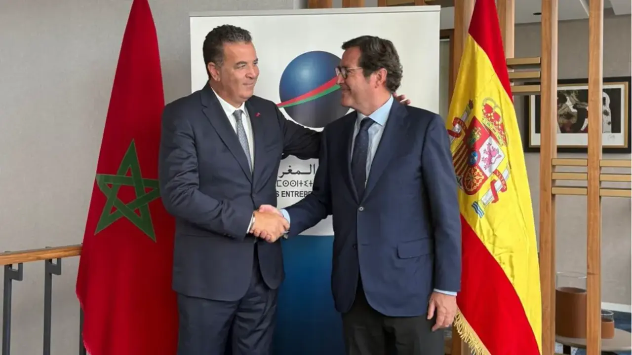 Chakib Alj, presidente de la CGEM, estrecha la mano con Antonio Garamendi, presidente de la CEOE, tras reunirse en Casablanca, Marruecos - PHOTO/CEOE