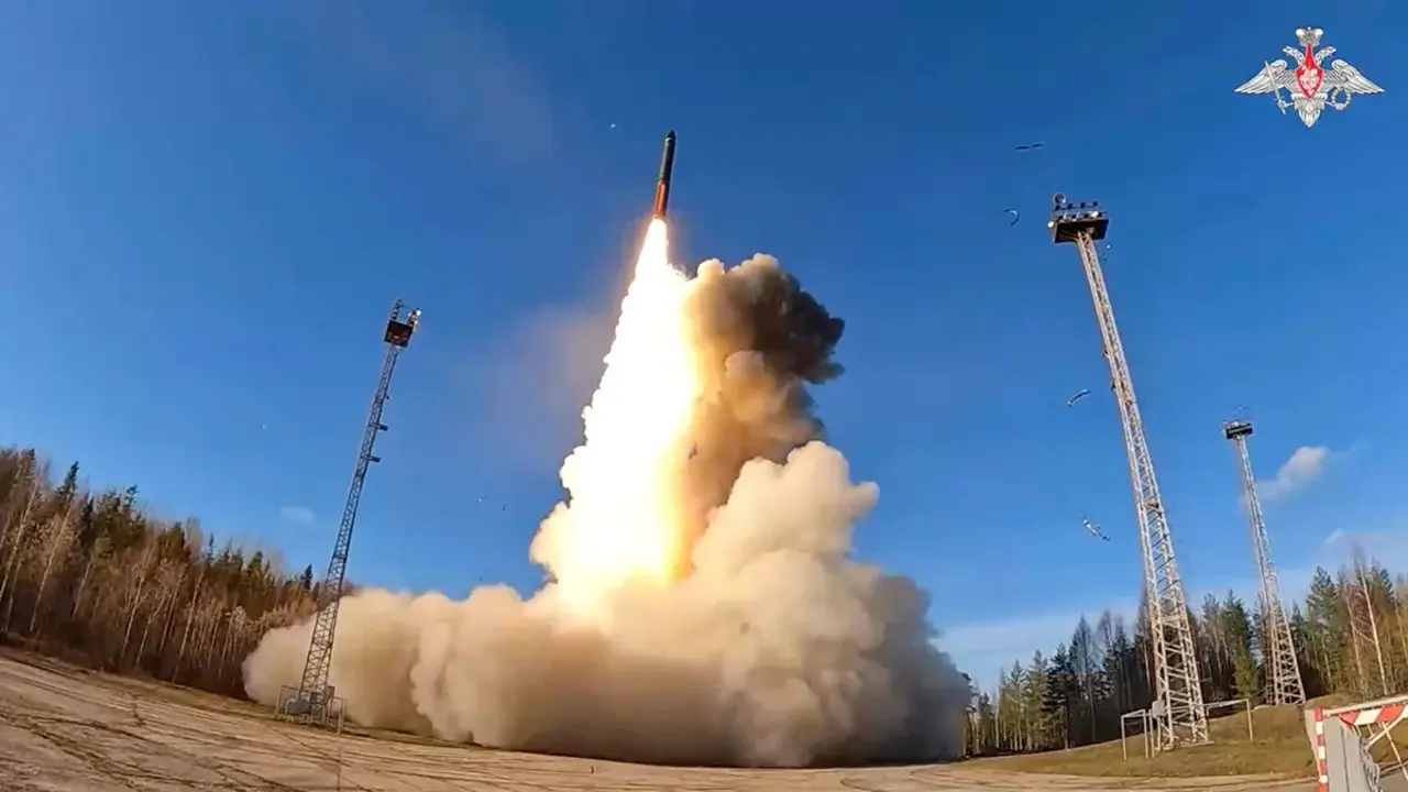 Un misil bal&iacute;stico intercontinental Yars se lanza desde el Cosm&oacute;dromo de Plesetsk durante un ejercicio militar de las fuerzas nucleares rusas por tierra, mar y aire, en la regi&oacute;n de Arkhangelsk, Rusia - Ministerio de Defensa ruso v&iacute;a REUTERS