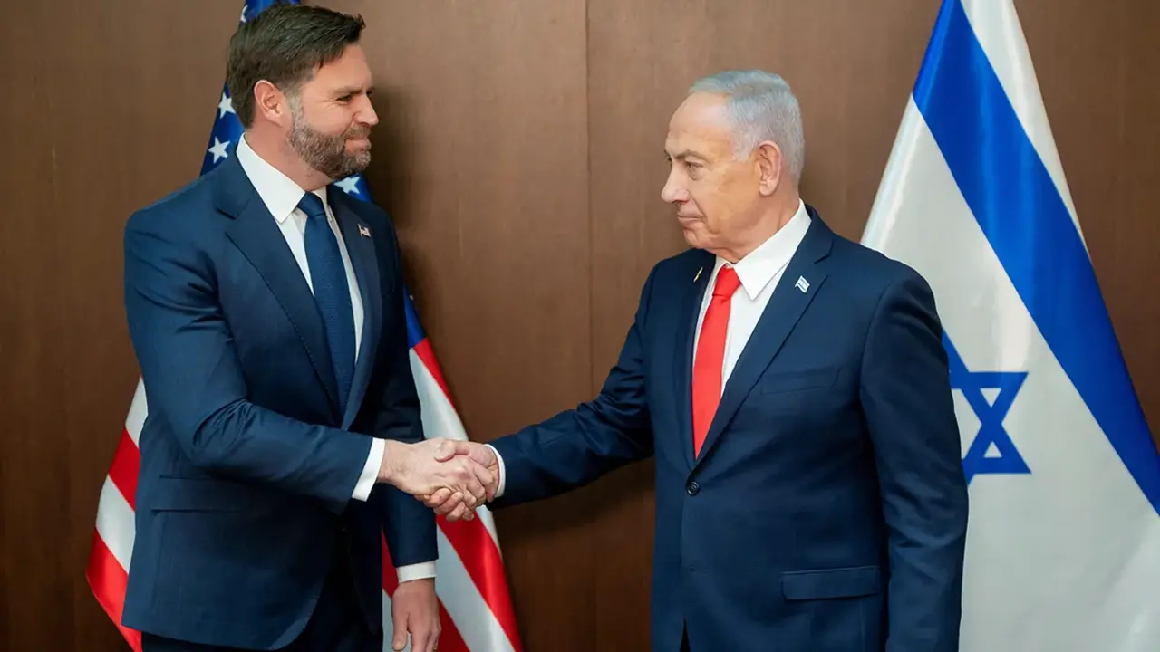 El vicepresidente estadounidense, JD Vance, estrecha la mano del primer ministro israel&iacute;, Benjamin Netanyahu, durante una reuni&oacute;n en la Oficina del primer ministro en Jerusal&eacute;n el 22 de octubre de 2025 - Nathan Howard v&iacute;a REUTERS