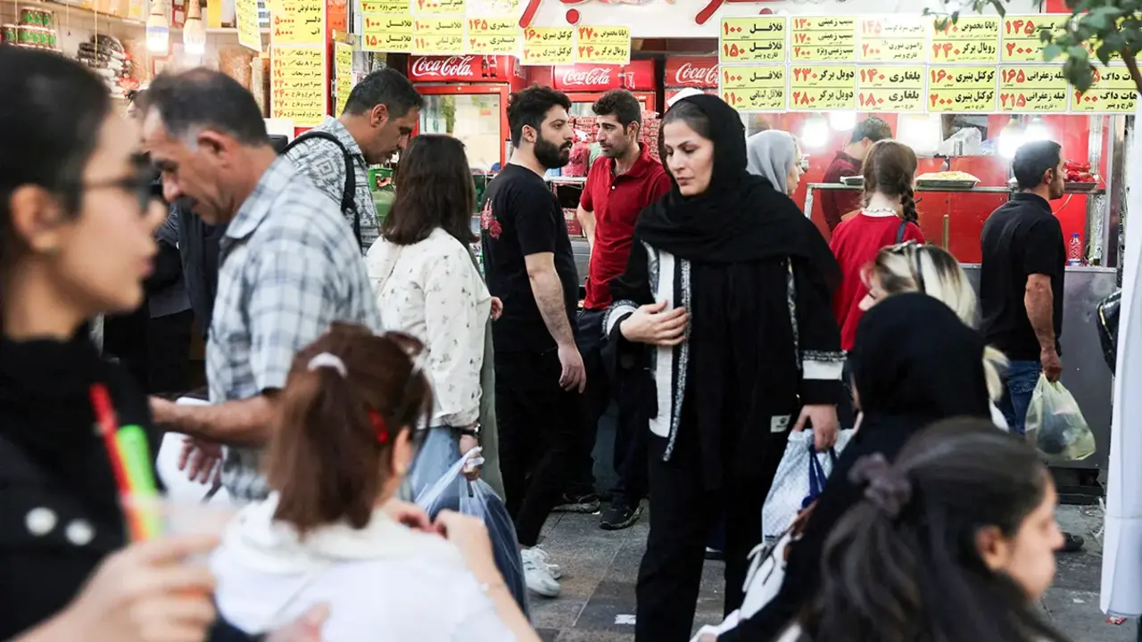 Los iran&iacute;es caminan en el Bazar de Teher&aacute;n tras la aprobaci&oacute;n del proyecto de ley para eliminar cuatro ceros de la moneda nacional, en Teher&aacute;n, Ir&aacute;n, el 5 de octubre de 2025 - Majid Asgaripour/WANA (Agencia de Noticias de Asia Occidental) v&iacute;a REUTERS