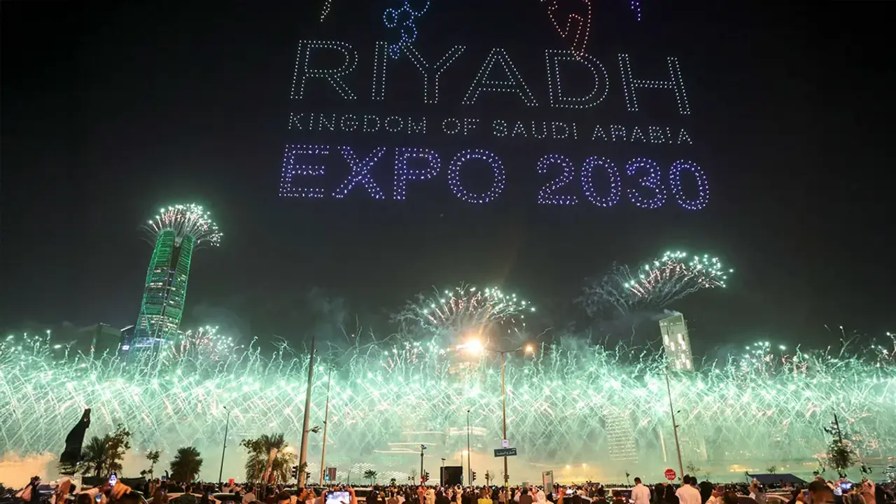 <p>Fuegos artificiales y un espect&aacute;culo de luces, mientras Arabia Saud&iacute; celebra su candidatura para albergar la Expo Mundial 2030, en Riad, Arabia Saud&iacute; - REUTERS/ AHMED YOSRI&nbsp;</p>

