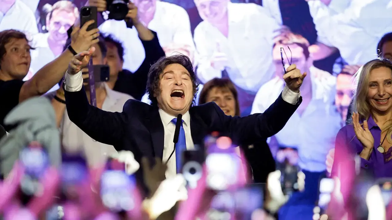 <p>El presidente de Argentina, Javier Milei, celebra despu&eacute;s de que el partido La Libertad Avanza ganara las elecciones de mitad de t&eacute;rmino - REUTERS/ CRISTINA SILLE&nbsp;</p>
