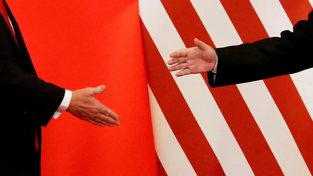 <p>El presidente de Estados Unidos, Donald Trump, y el presidente de China, Xi Jinping, se dan la mano tras realizar declaraciones conjuntas en el Gran Sal&oacute;n del Pueblo en Pek&iacute;n, China, el 9 de noviembre de 2017 - REUTERS/ DAMIR SAGOLJ&nbsp;</p>
