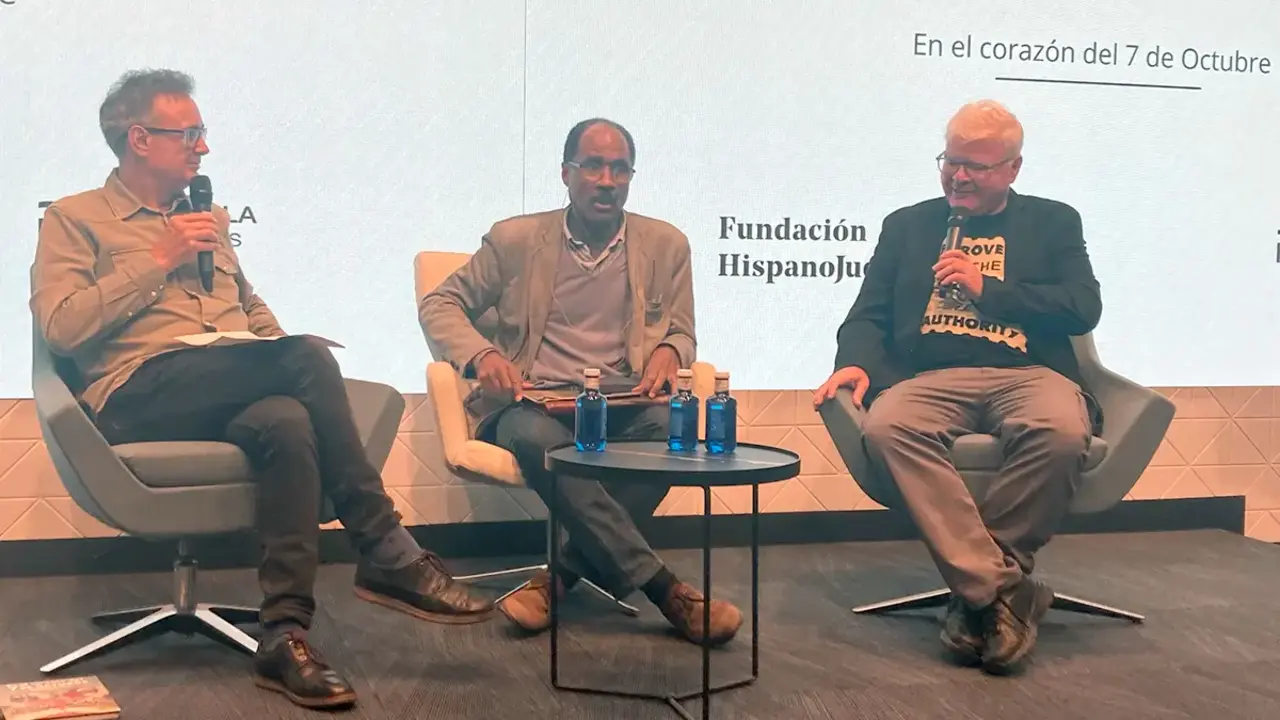 Ouri Fink, a la derecha, durante el coloquio que mantuvo en el auditorio de Cremades &amp; Calvo Sotelo, en que se celebr&oacute; el acto