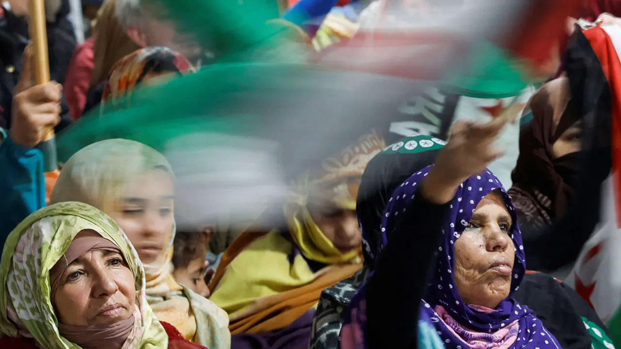 Mujeres saharauis ondean banderas durante la celebraci&oacute;n del 47.&ordm; aniversario de la proclamaci&oacute;n de la Rep&uacute;blica &Aacute;rabe Saharaui, en el campo de refugiados de Smara, Tinduf, Argelia, 27 de febrero de 2023 - REUTERS/ BORJA SUAREZ