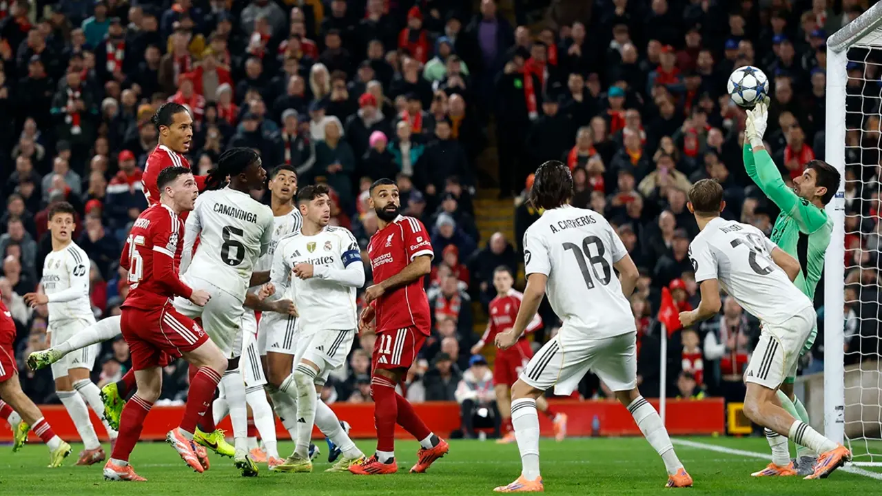 <p>Virgil van Dijk, del Liverpool, remata de cabeza a puerta mientras Thibaut Courtois, del Real Madrid, realiza una parada - Im&aacute;genes de Action v&iacute;a REUTERS/ JASON CAIRNDUFF&nbsp;</p>
