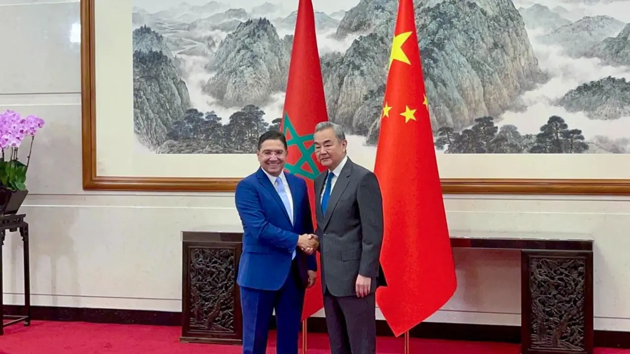 Nasser Bourita y Wang Yi, ministros de Asuntos Exteriores de Marruecos y China, en Pek&iacute;n, China - PHOTO/X