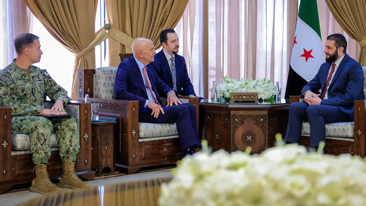 <p>El presidente interino de Siria, Ahmed al-Sharaa (der.), reunido con el embajador de Estados Unidos en Turqu&iacute;a y enviado especial para Siria, Tom Barrack (centro), y el comandante del CENTCOM, el almirante Brad Cooper, en Damasco, el 7 de octubre de 2025 - PHOTO/PRESIDENCIA SIRIA</p>
