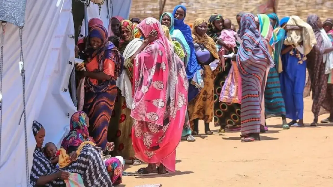 &copy; UNFPA. Unas mujeres acuden a una cl&iacute;nica de desnutrici&oacute;n y salud materna gestionada por el UNFPA en Tawila (Sud&aacute;n)
