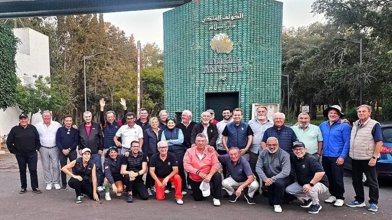 Los expedicionarios de AESGOLF y de los Medios de Comunicaci&oacute;n posan juntos en la entrada del Royal Club Dar Es Salam de Rabat