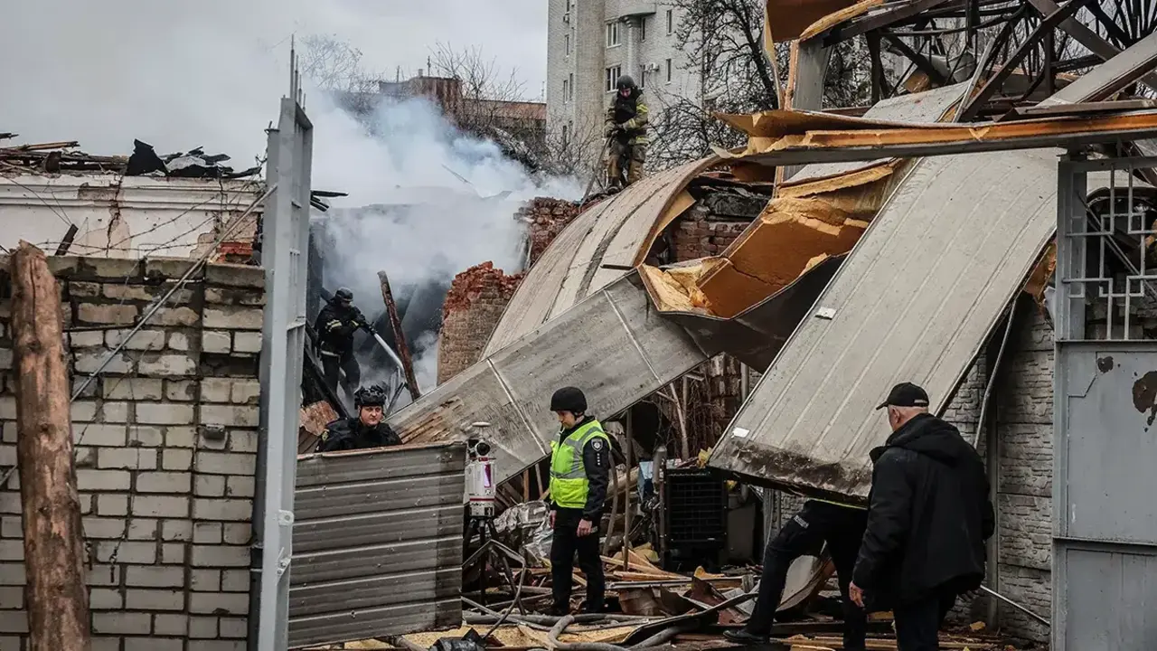 Equipos de rescate y expertos policiales trabajan en el lugar donde un dron ruso ha lanzado un ataque, en medio de la ofensiva de Rusia contra Ucrania, en J&aacute;rkov, Ucrania, el 12 de noviembre de 2025 - REUTERS/ VYACHESLAV MADIYEVSKYY