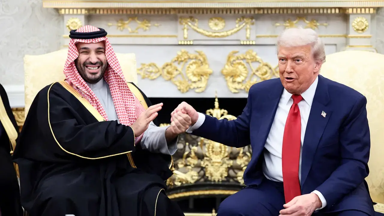 <p>El presidente Donald Trump y el pr&iacute;ncipe heredero y primer ministro saud&iacute; Mohammed bin Salman se dan la mano durante una reuni&oacute;n en el Despacho Oval de la Casa Blanca en Washington D. C., el 18 de noviembre de 2025 - REUTERS/ EVELYN HOCKSTEIN</p>
