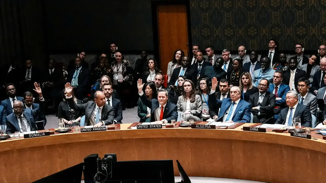 El embajador de Estados Unidos ante las Naciones Unidas, Michael&nbsp;Waltz, y otros embajadores votan a favor de una resoluci&oacute;n durante una reuni&oacute;n del Consejo de Seguridad de las Naciones Unidas&nbsp;en la sede de la ONU en la ciudad de Nueva York, Estados Unidos, el 17 de noviembre de 2025 - REUTERS/ EDUARDO MU&Ntilde;OZ