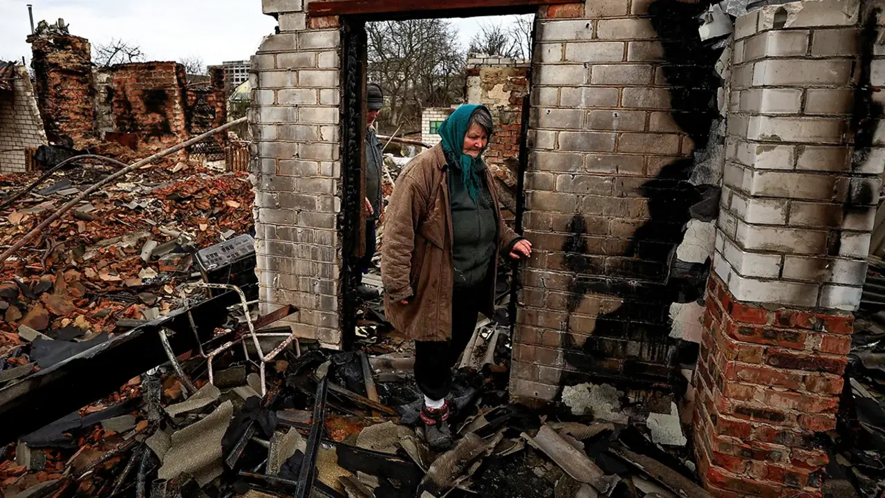 <p>Casa, que fue destruida por los bombardeos rusos, en medio de la Invasi&oacute;n rusa de Ucrania en Chernihiv, Ucrania - REUTERS/ ZOHRA BENSAMRA</p>
