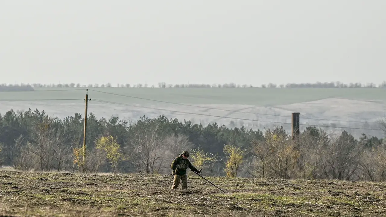 <p>Un zapador de la 808&ordf; Brigada de Apoyo Separada Dnistrovska de las Fuerzas Armadas de Ucrania usa un detector de metales para buscar artefactos explosivos, en la regi&oacute;n de Kherson, Ucrania, el 22 de noviembre de 2025 - PHOTO/ REUTERS&nbsp;</p>
