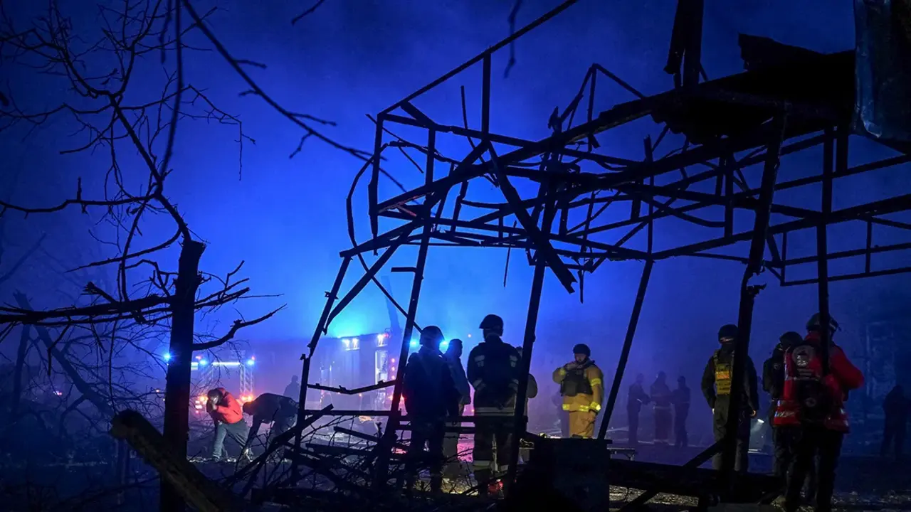 <p>Los bomberos trabajan en el lugar del ataque a&eacute;reo ruso, en medio del ataque de Rusia a Ucrania, en Zaporizhzhia, Ucrania, el 20 de noviembre de 2025 - PHOTO/ REUTERS&nbsp;</p>
