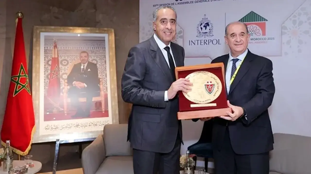 Abdellatif Hammouchi, director general de la Seguridad Nacional y de la Vigilancia del Territorio de Marruecos (DGSN-DGST), y&nbsp;Francisco Pardo Piqueras, director general de la Polic&iacute;a Nacional espa&ntilde;ola, en el marco de la 93&ordf; Asamblea General de la INTERPOL en Marrakech, Marruecos