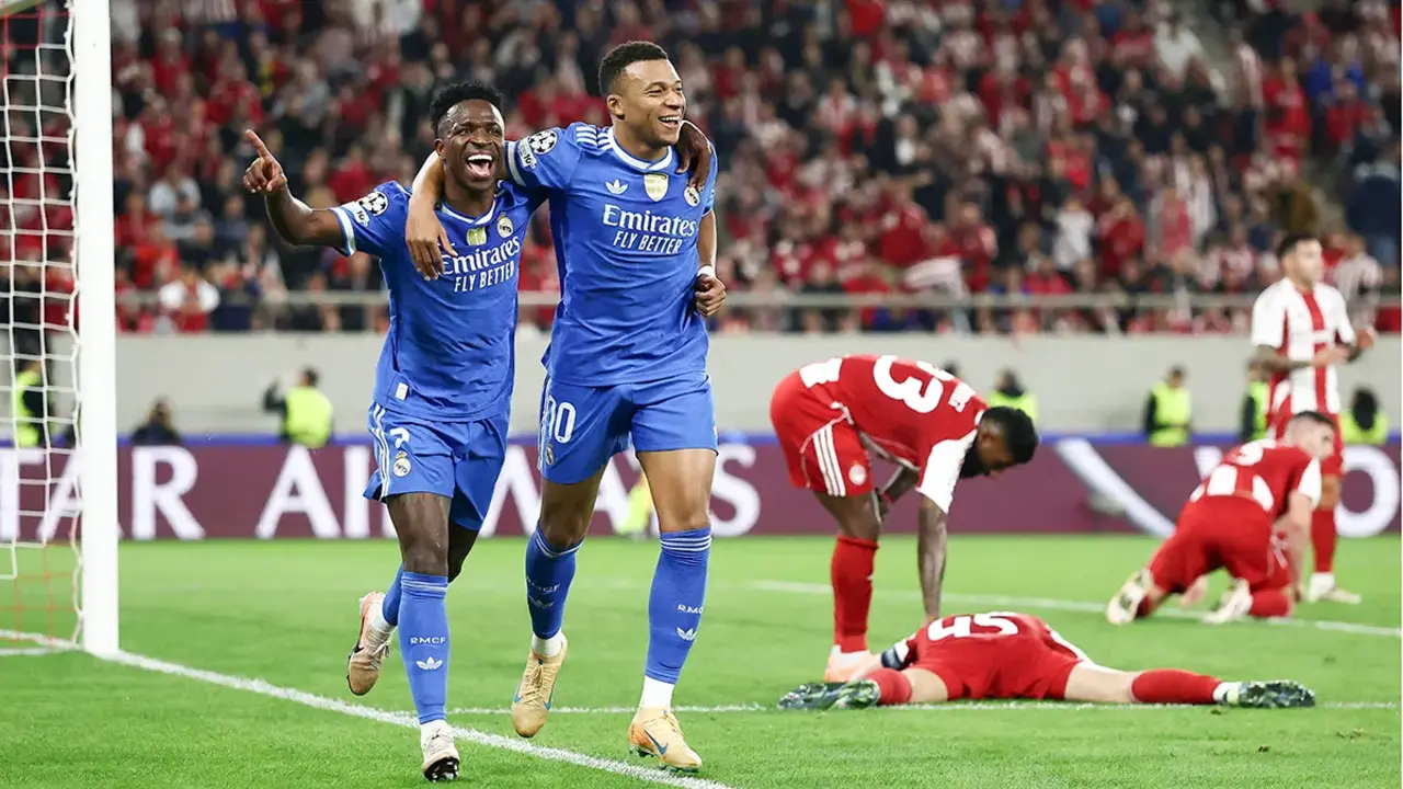 <p>Kylian Mbapp&eacute;, del Real Madrid, celebra el cuarto gol con Vinicius Junior - REUTERS/ STEPHANE MAHE&nbsp;</p>
