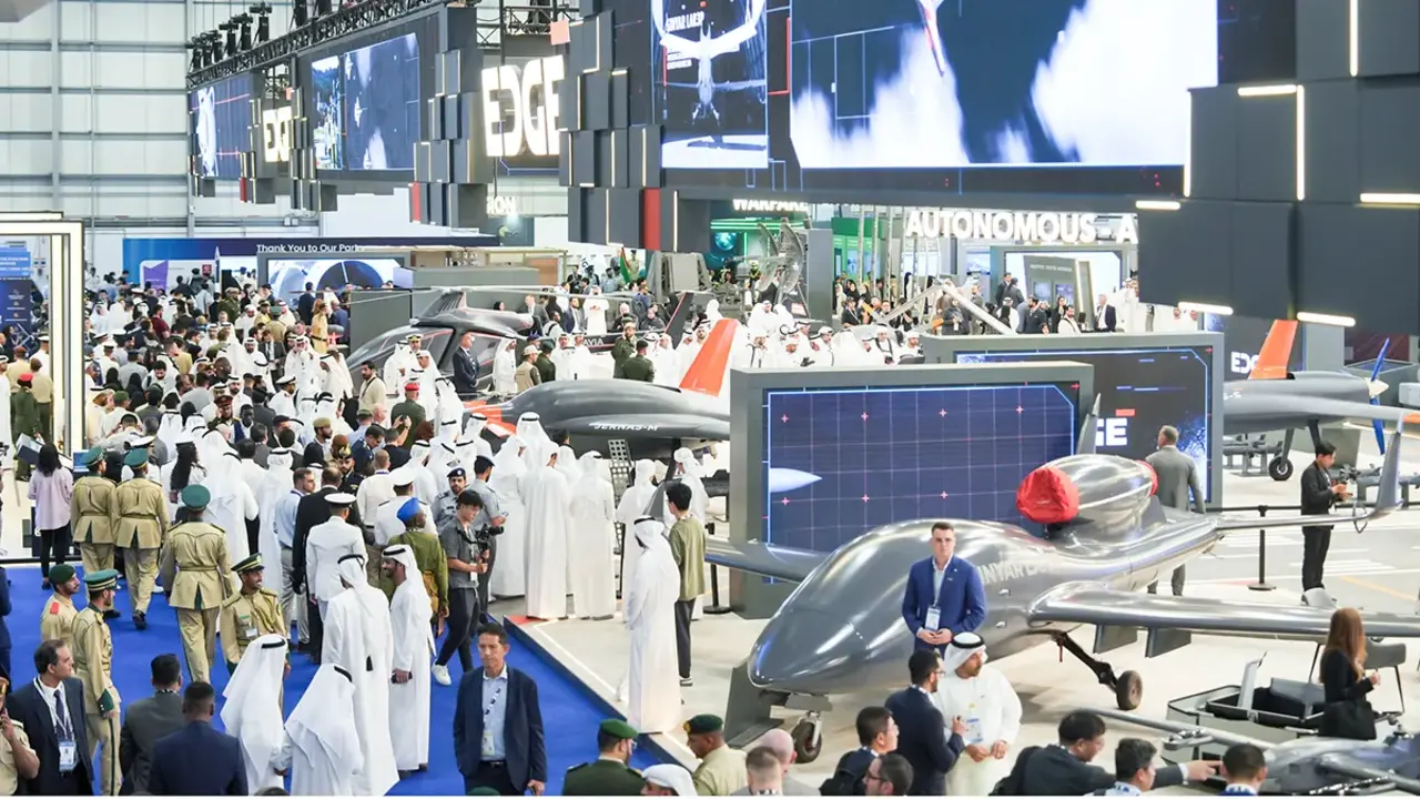 Con el potencial de la empresa estatal Edge, la 19 edici&oacute;n del sal&oacute;n Dub&aacute;i Airshow ha congregado a m&aacute;s de 1.500 expositores de 115 naciones y ha sido visitada por 490 delegaciones de terceros pa&iacute;ses -&nbsp;PHOTO/DubaiAirshowStudioTcb