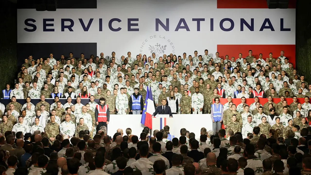 Emmanuel Macron presenta un nuevo servicio militar nacional mientras se dirige al ej&eacute;rcito en la base militar de Varces, el 27 de noviembre de 2025 - REUTERS/ THOMAS PADILLA