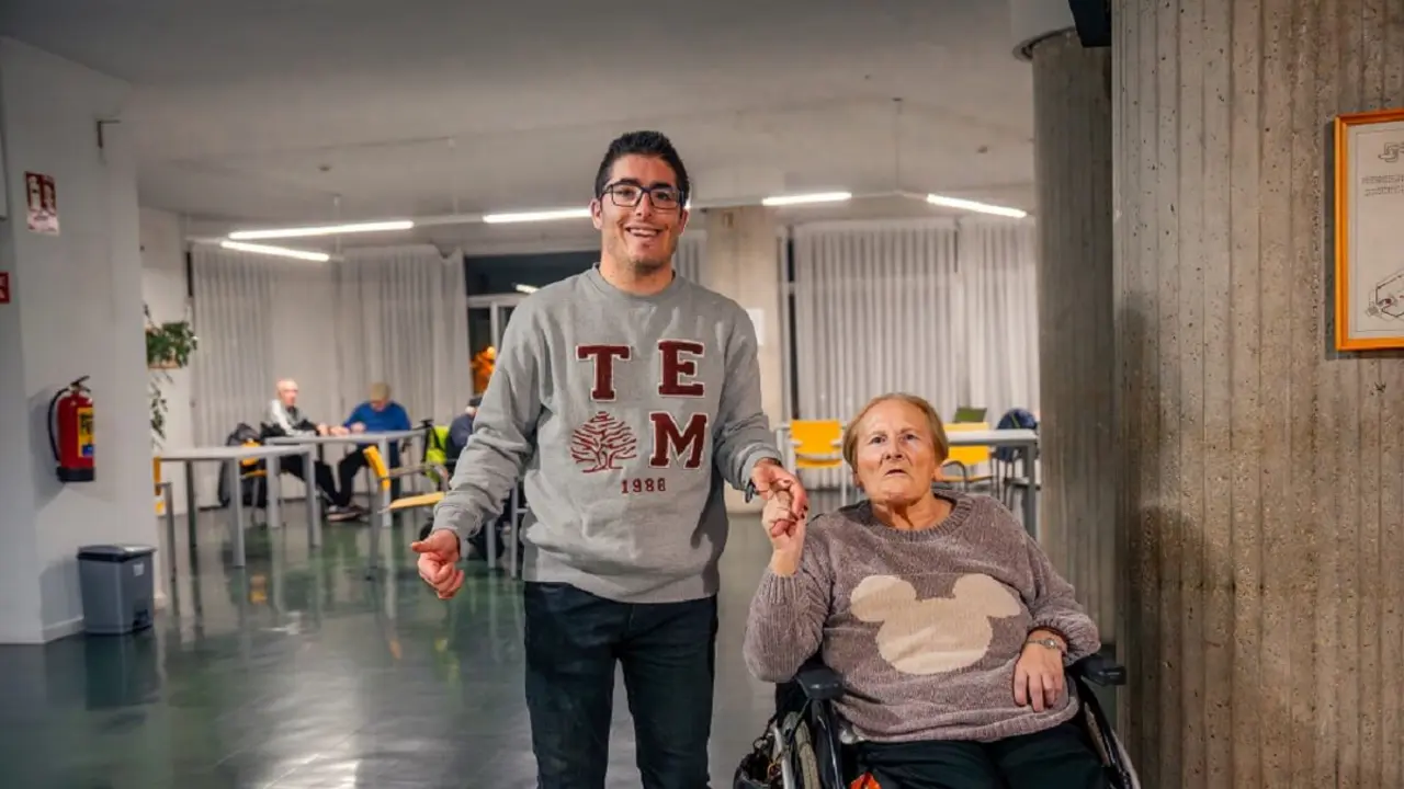 Adri&aacute;n Casado, voluntario, con Luisa, que vive en la residencia de personas mayores de &Aacute;vila. &copy; Fundaci&oacute;n &rdquo;la Caixa&rdquo;